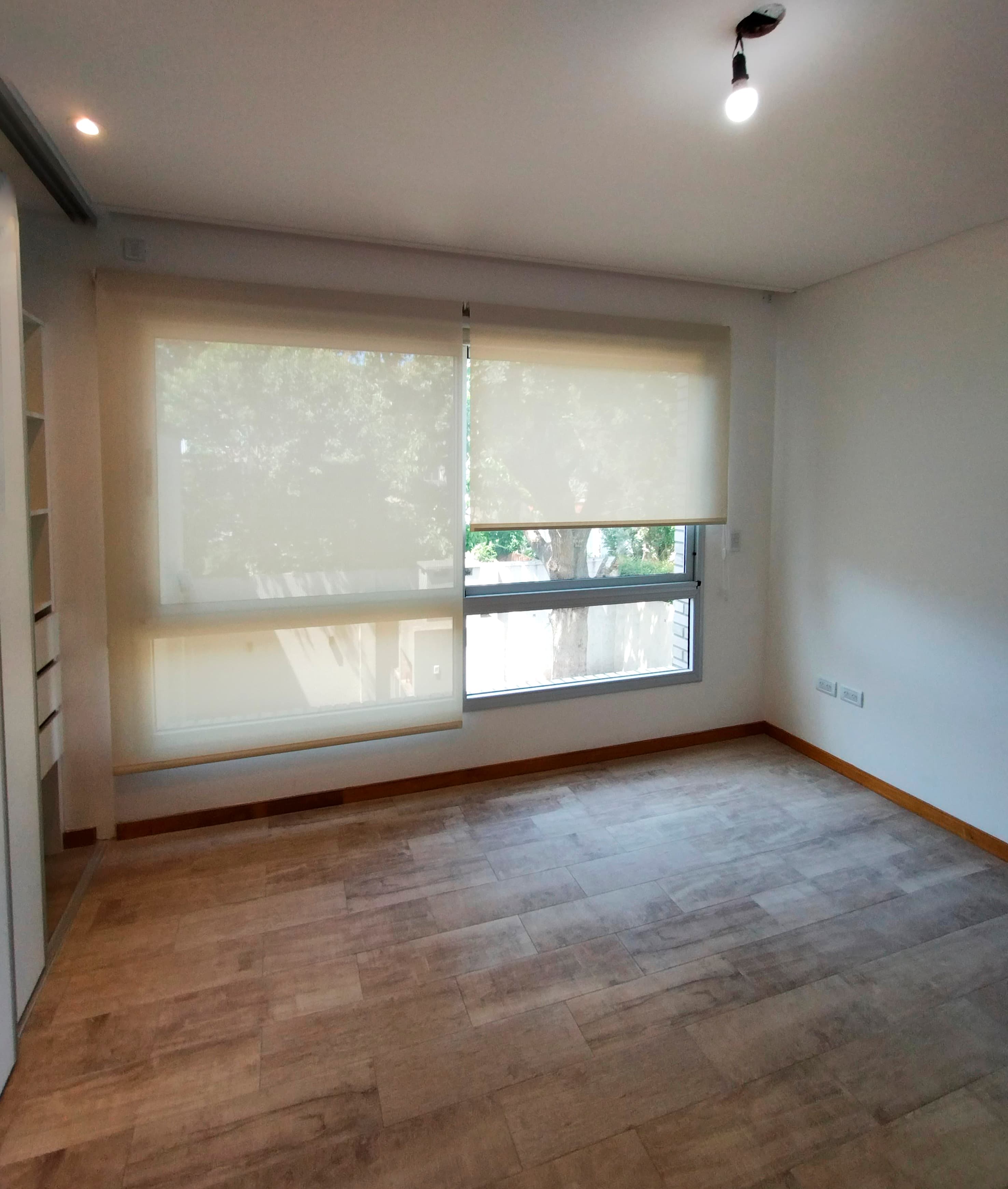 Cortinas roller instaladas en un ambiente luminoso