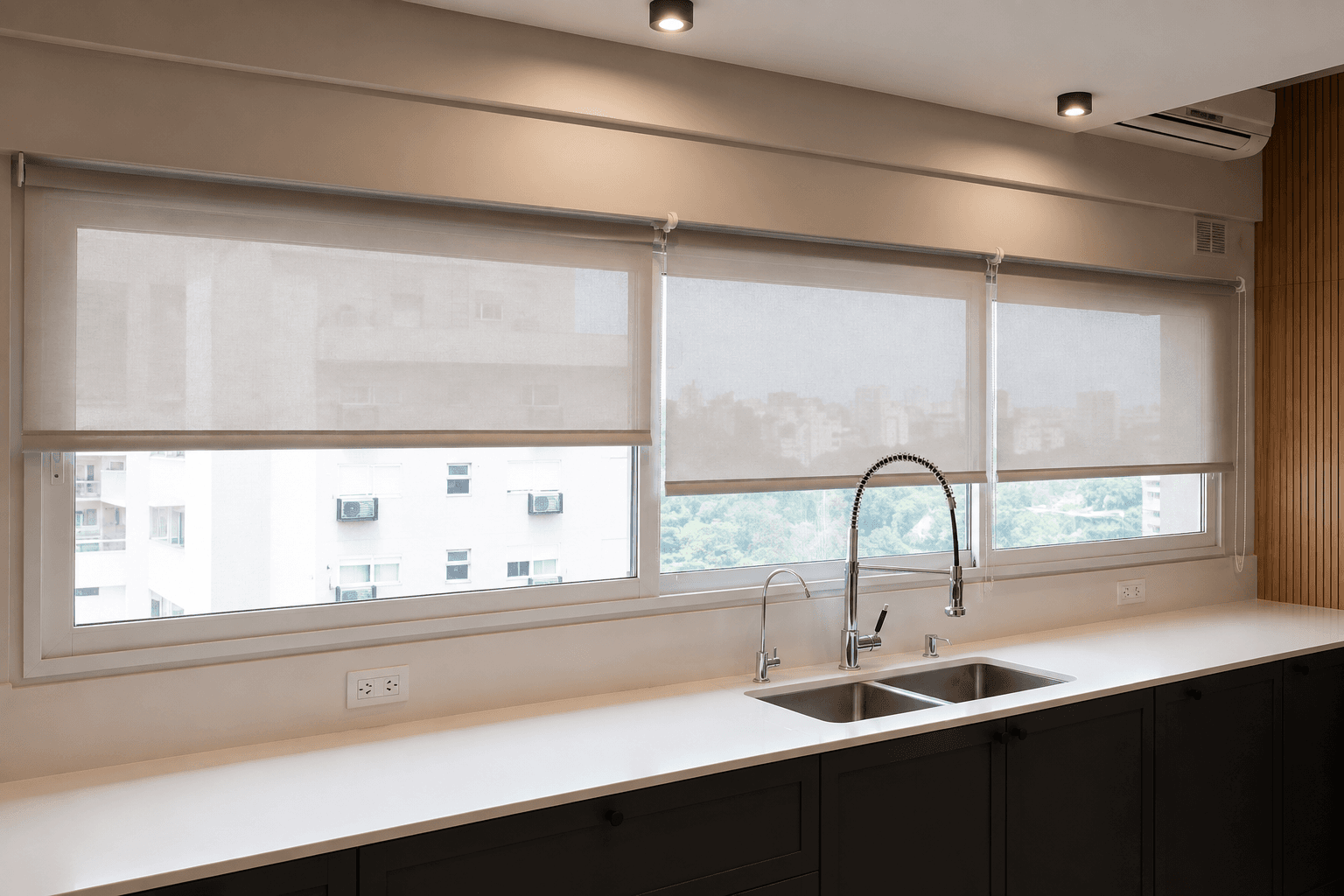 Cocina luminosa con cortinas roller sunscreen