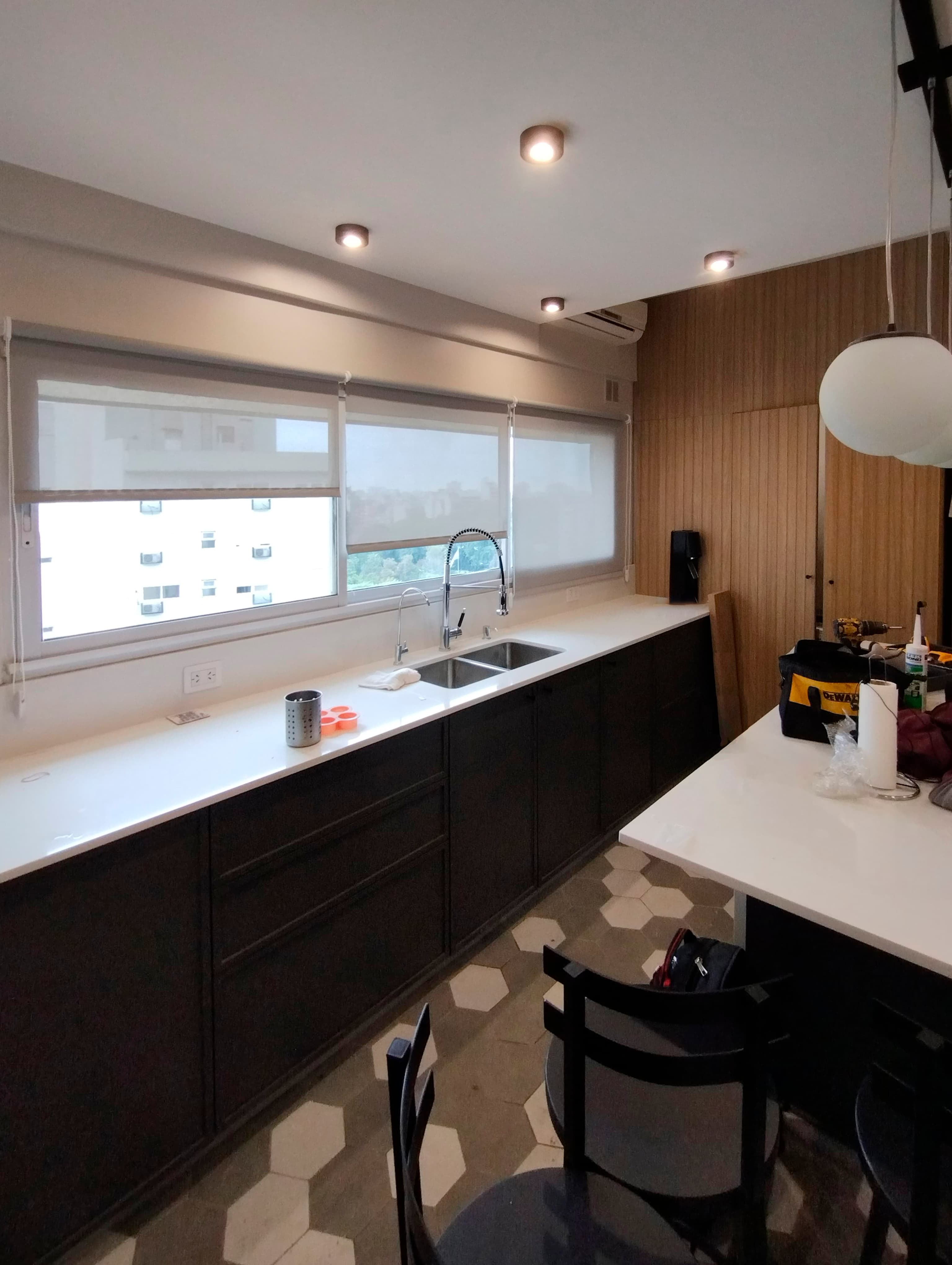 Instalación terminada de cortinas roller en una cocina
