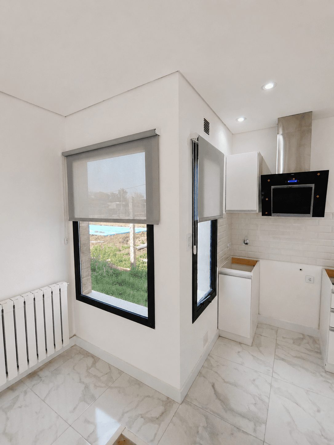 Cortinas roller instaladas en una cocina luminosa