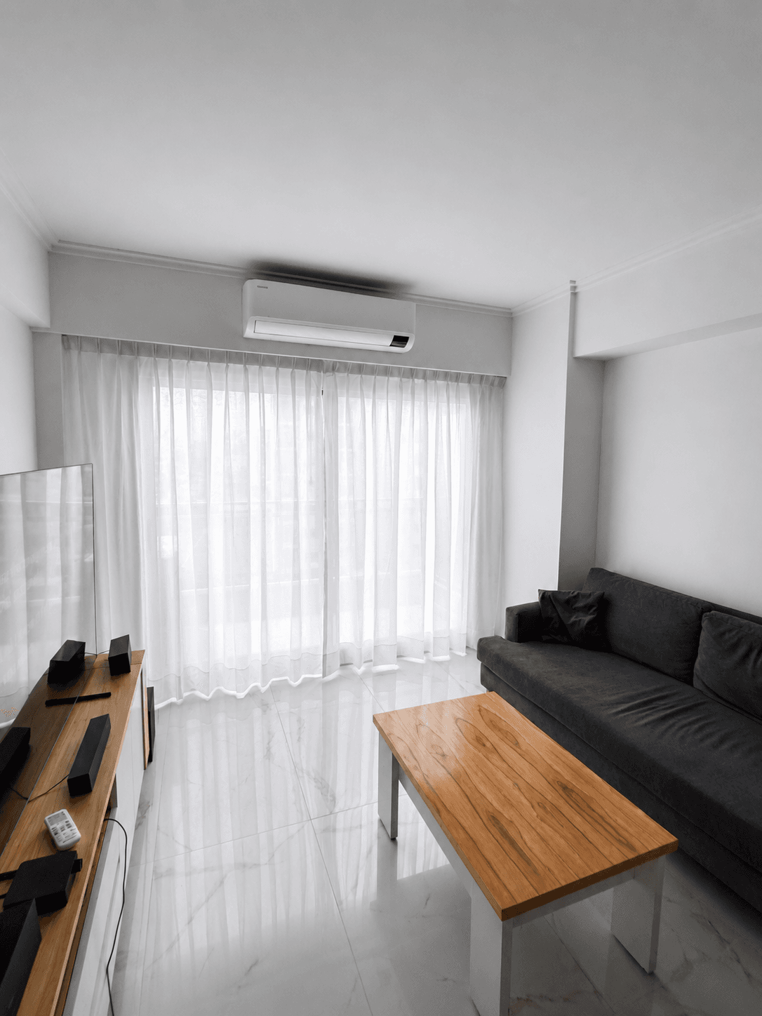 Cortinas confeccionadas a medida para un living luminoso