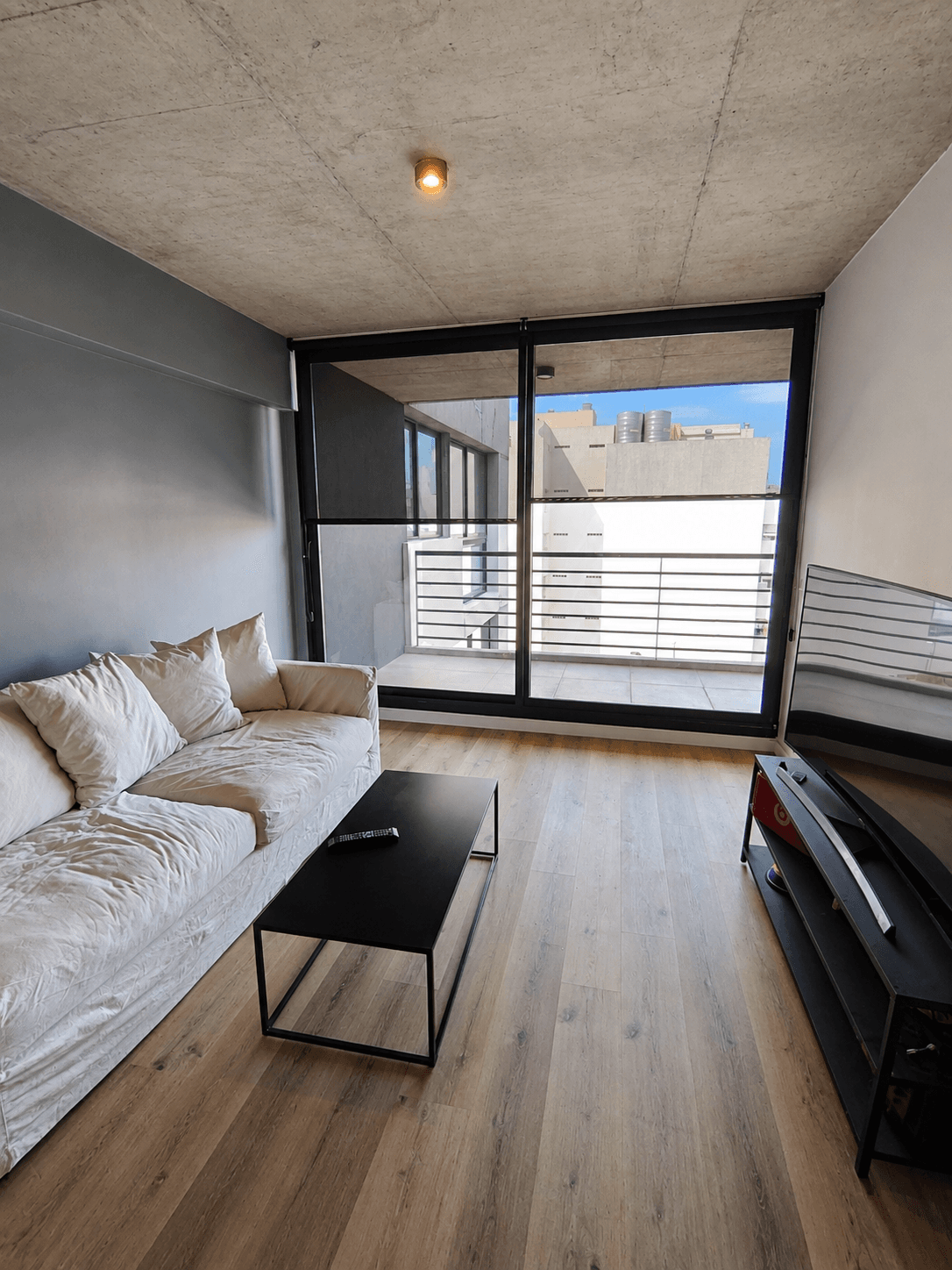 Cortina roller instalada en un living moderno