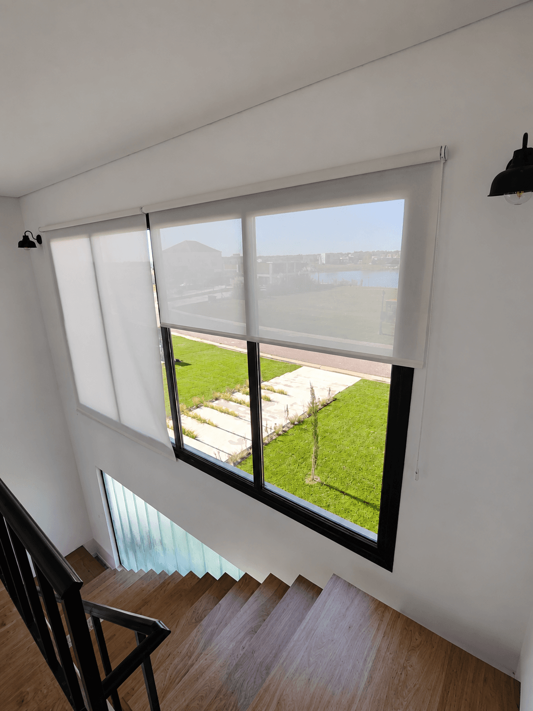 Cortinas roller instaladas a medida en un ventanal amplio