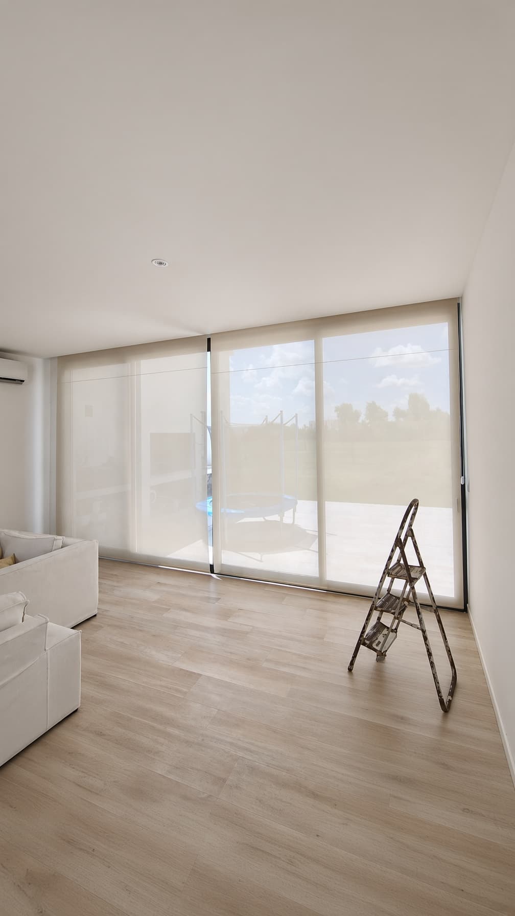 Instalación profesional de cortinas roller en un ventanal amplio